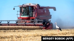 Російські обстріли знищують техніку, склади та врожаї аграріїв в Україні