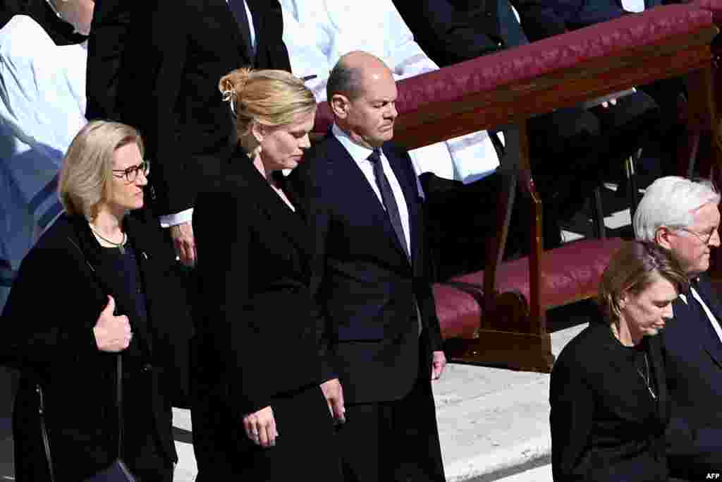 Германскиот претседател Франк Валтер Штајнмаер и канцеларот во заминување Олаф Шолц со сопругите