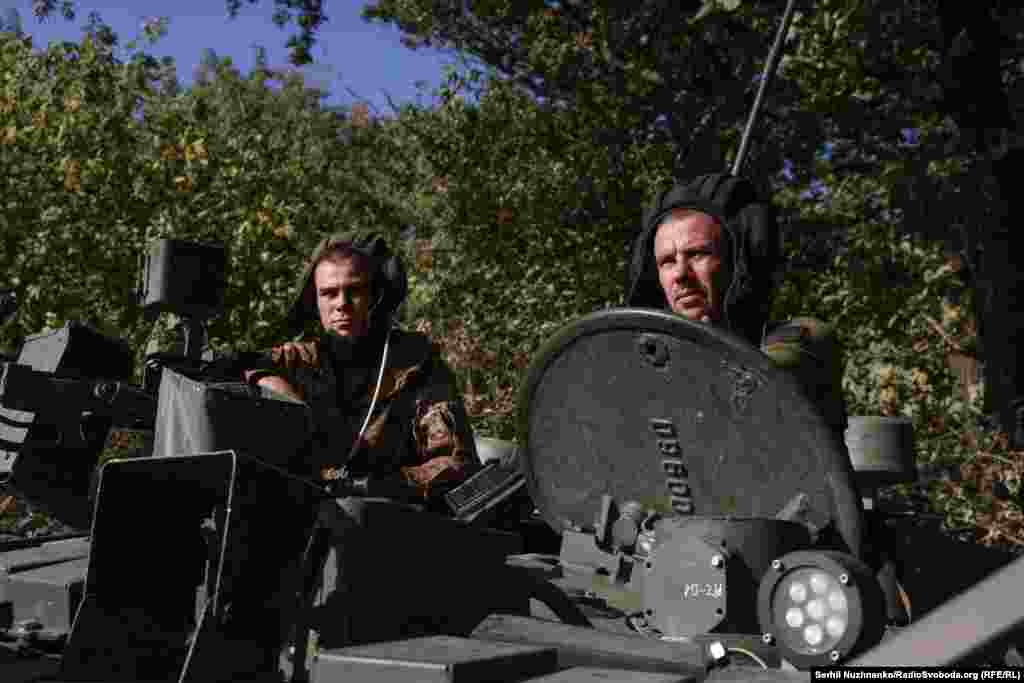 Микола: «Не знаю, мабуть, став менше переживати, живеш одним днем. До війни слово «війна» страх наганяло, а зараз – якось так собі, просто розумієш, що потрібно робити. Не ми до них прийшли  вони до нас»