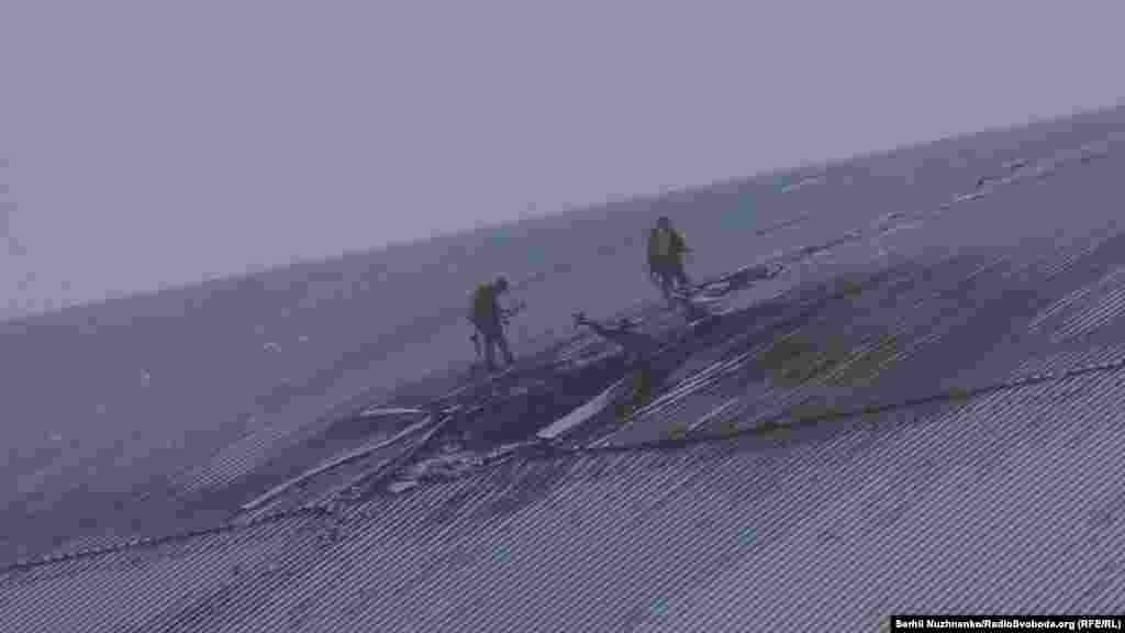 Об'єкт-укриття (конфаймент) є інженерною спорудою, яка не має аналогів у світі. Його звели на кошти донорів із країн G7, щоб накрити бетонний «саркофаг», яким, із великим ризиком для життя будівельників, у перші місяці після аварії накрили 4-ий енергоблок ЧАЕС. На фото – пошкодження, які завдав конфайменту російський ударний БПЛА. Внаслідок удару спалахнула пожежа. Біля та всередині укриття знайшли уламки російського дрона, повідомили в СБУ