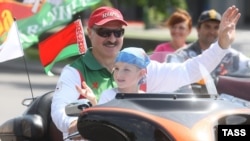 Пока никому не удавалось лучше работать над образом Александра Лукашенко, чем ему самому