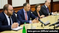 Френсіс Феннон (другий зліва) під час переговорів з керівництвом українського уряду в Києві, червень 2018 року