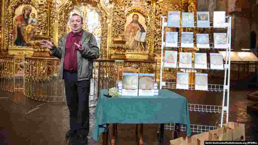 Історик Вячеслав Корнієнк під час презентації 10-томного видання у 12 книгах «Корпус графіті Софії Київської». Київ, 28 травня 2021 року