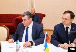 Представители российской переговорной группы Леонид Слуцкий (слева) и Владимир Мединский (справа), 28 февраля 2022 года