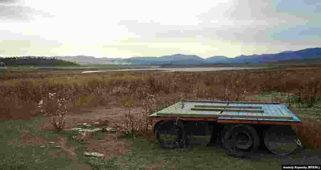 Тайганское водохранилище, причал у дачного массива «Дружба». Воды водохранилища отошли далеко назад