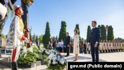 Premierul Dorin Recean, președinta Maia Sandu și președintele Parlamentului Igor Grosu depun flori la monumentul lui Ștefan cel Mare și Sfânt cu ocazia celei de-a 34-a aniversări a Independenței Republicii Moldova, 27 august 2025.