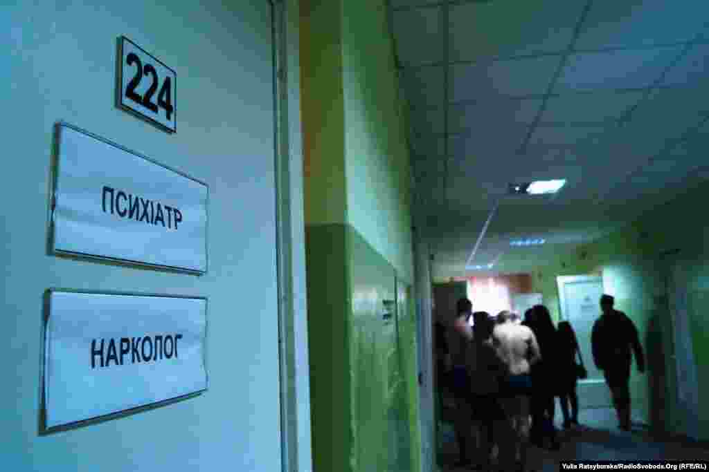 У Дніпропетровському обласному військкоматі вже триває призовна робота. Розпочалась попередня медична комісія: юнаки проходять обстеження у фахівців – невропатологів, терапевтів, окулістів, наркологів