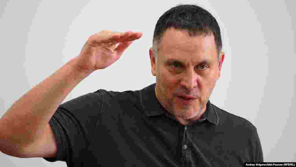 "Достаточно проехать из Татарстана в Нижегородскую, Ярославскую, Владимирскую область, чтобы посмотреть, как они заботятся о русском народе. Как они отняли у него главный инструмент жизни народа — землю, продали это всё в частную собственность... Как закрыты и разорены естественные формы коллективного труда, которые возникали — колхозы, совхозы..."