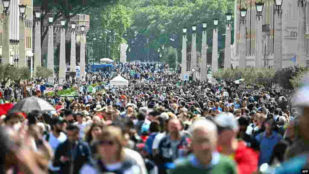 Илјадници луѓе на Via della Conciliazione, која води до плоштадот Свети Петар во Ватикан.