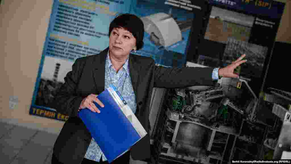 Спеціаліст міжнародного відділу ЧАЕС Юлія Марусич показує на макеті, як виглядають «нутрощі» четвертого енергоблоку