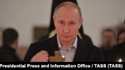 Владимир Путин во время крещенского богослужения, январь 2018 года