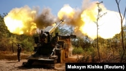 Українські військові 44-ї окремої артилерійської бригади ЗСУ ведуть вогонь по позиціях армії РФ із гаубиці 2С22 «Богдана». Запорізька область, 20 серпня 2025 року