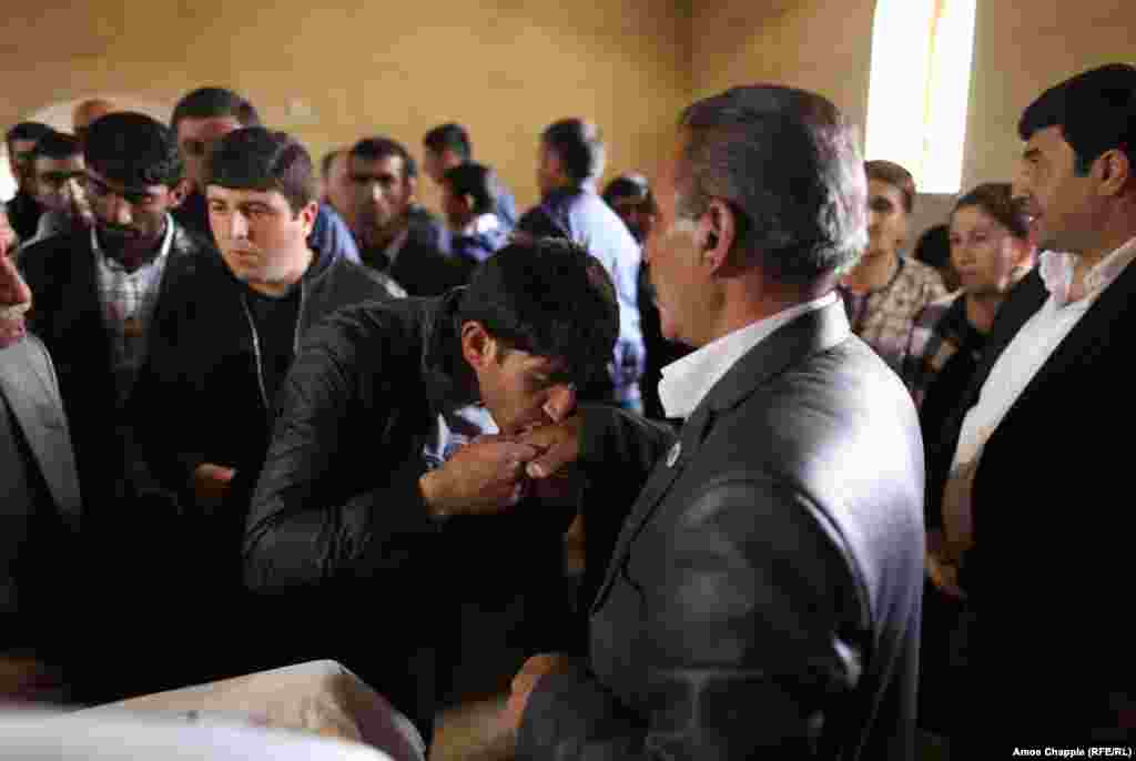 Muškarci Jazida ljube ruku Šeiku Azizu. Jazidi ne jednu svinjetinu ili zelenu salatu. Svaki dan se tri puta okrenu prema Suncu i mole za dobrobit ostalim narodima svijeta. Ovu nesebičnu molitvu i prema drugima mještanin je opisao reporteru RSE riječima: "Smatramo, ako su drugi ljudi sretni, onda ćemo i mi biti sretni".