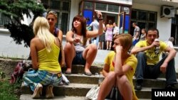 Студенты под приемной комиссией в Донецке, фото 2008 года