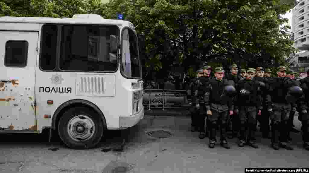 &laquo;Медитували&raquo; поруч із активістами й нацгвардійці. До слова, нині до забезпечення правопорядку в столиці залучено майже 2000 правоохоронців