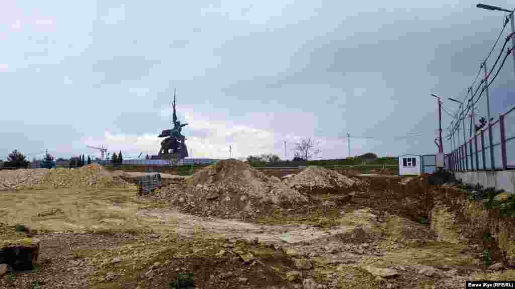 До нынешнего года у памятника «Матросу и солдату» была перехватывающая парковка, теперь здесь строят служебное жилье для работников культуры