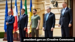Зліва направо: канцлер Німеччини Олаф Шольц, президент Франції Емманюель Макрон, президент України Володимир Зеленський, прем’єр-міністр Італії Маріо Драґі та президент Румунії Клаус Йоганніс. Київ, 16 червня 2022 року