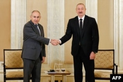 Премьер Армении Никол Пашинян (слева) во время встречи с президентом Азербайджана Ильхамом Алиевым (справа) в Абу-Даби, 10 июля 2025 года