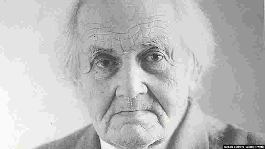 В 1980 году вместе с семьей он переезжает в Херсонскую область. Более двух десятков лет Салединов работал преподавателем в детских музыкальных школах Красногвардейска, Новоалексеевки, Геническа, Комарово. Больше об истории композитора – в материале Гульнары Бекировой.