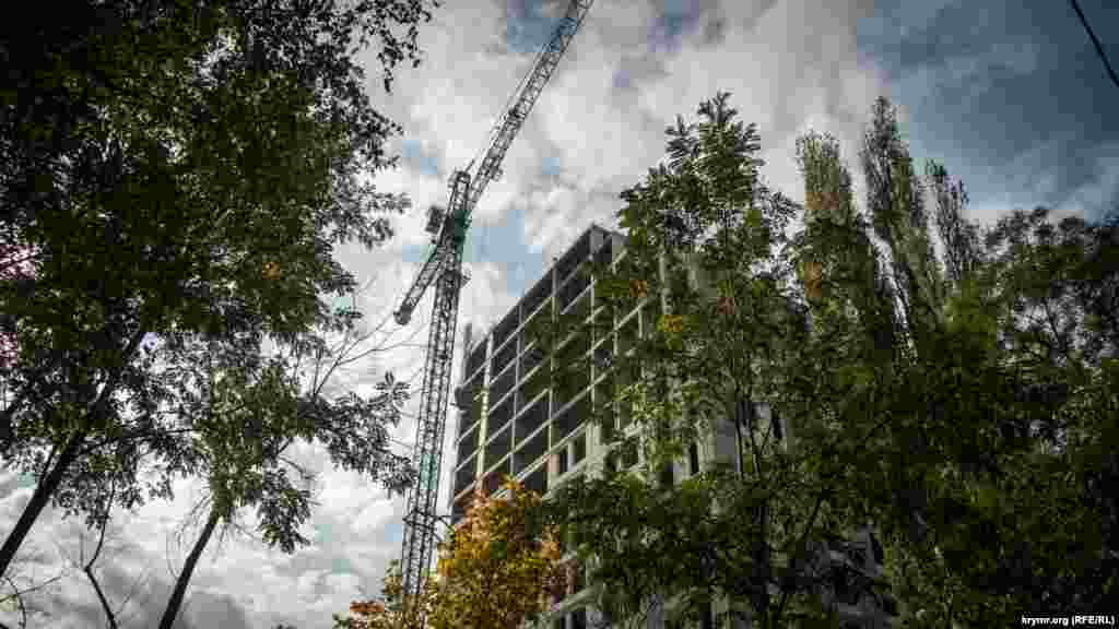 Симферополь наряду с компанией «Консоль» застраивает фирма «Монолит», которая, по информации российских СМИ, связана с российским главой Крыма Сергеем Аксеновым