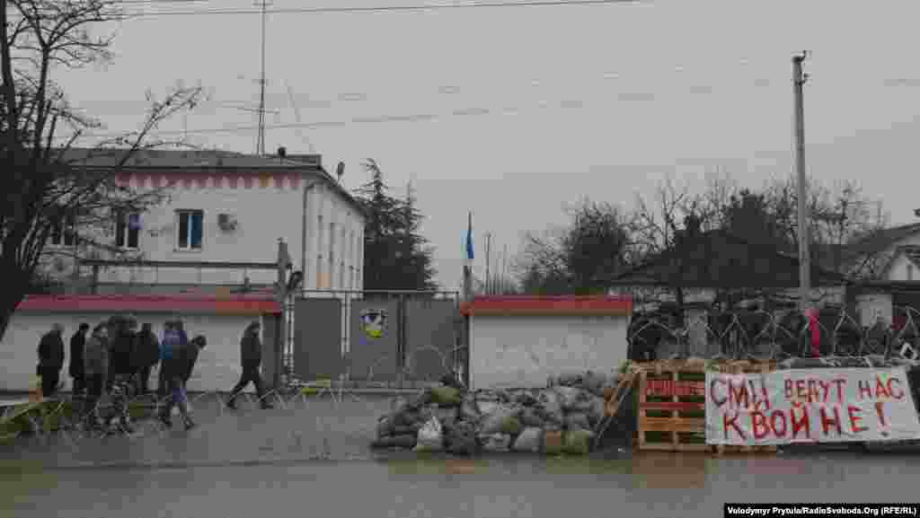 Проросійські активісти біля бази кримського «Беркуту», Сімферополь, 27 лютого