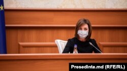 Санду вкотре розкритикувала нинішній парламент, заявивши, що до нього входять корумповані депутати, які «збіднюють країну»