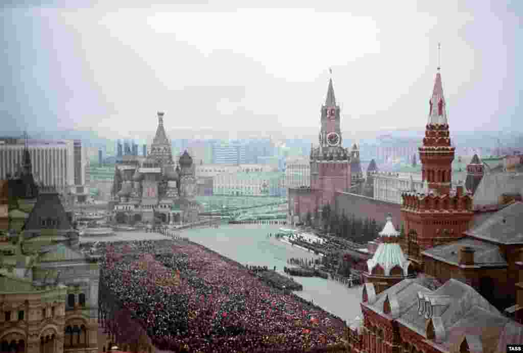 Тисячі людей наповнили головну площу СРСР