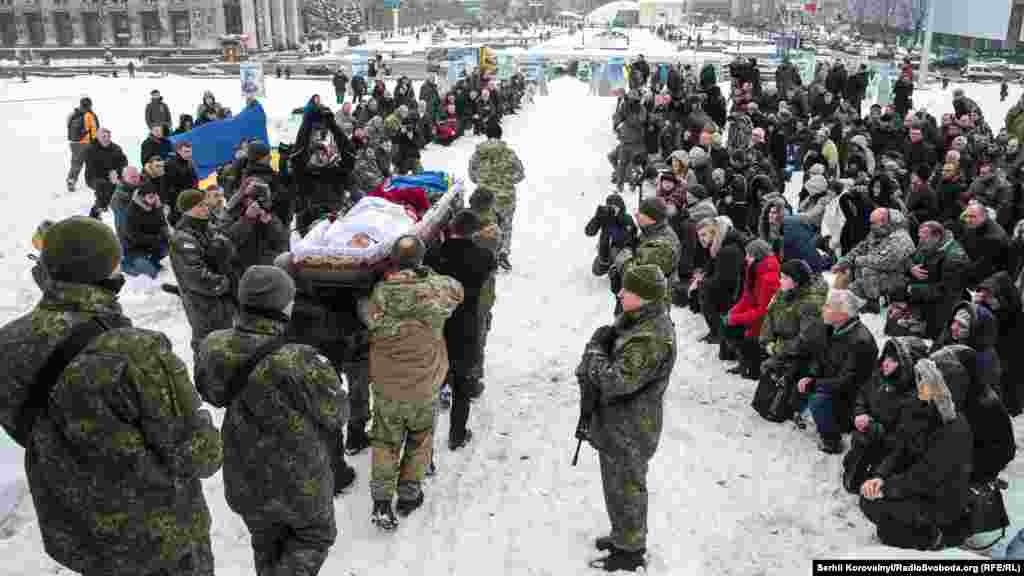 На майдані Незалежності в Києві провели в останній шлях бійця батальйону «Миротворець» із позивним «Барні», 11 січня 2016 року. Олександр загинув у зоні АТО під час режиму тиші в Зайцево від кулі ворожого снайпера, рятуючи поранену жінку. ФОТОГАЛЕРЕЯ