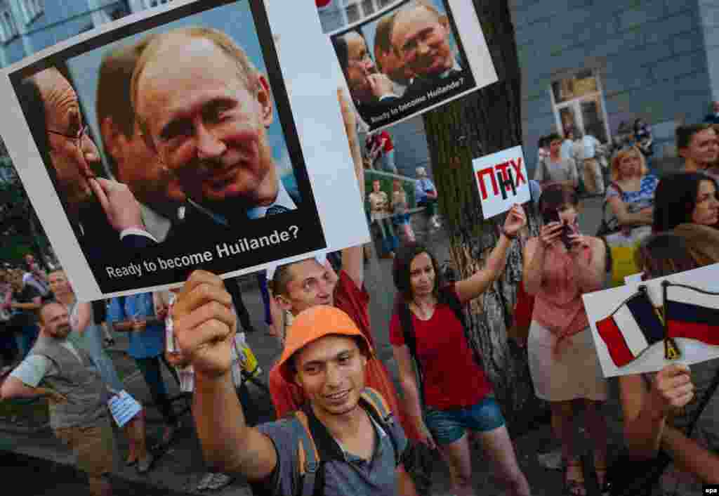 Акция против поставок России вертолетоносцев класса "Мистраль". Киев, июль 2014 года