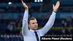 Про рішення Андрій Шевченко повідомив у своєму фейсбуці, заявивши, що в цей час «гордий бути поруч з Україною»