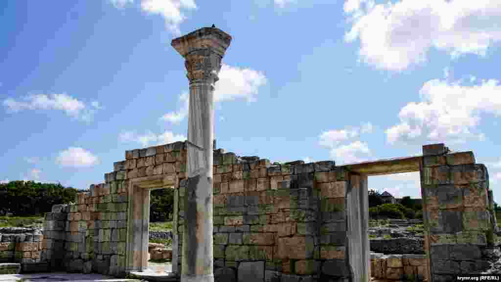 Севастополь, Херсонес Таврический. Античный город-государство в 422-421 годах до нашей эры на юге полуострова основали выходцы из Гераклеи Понтийской. Его название буквально означает «полуостров» в честь территории, которую между Карантинной и Песочной бухтами охватывал Херсонес. Во времена античности он был важным торговым, ремесленным и политическим центром юго-западного побережья Крыма. Сегодня же руины Херсонеса являются частью одноименного музея-заповедника. Последние два года российская администрация Херсонеса и российский фонд «Моя История» ведут «реконструкцию археологической зоны». Бывший заместитель министра иностранных дел Украины Сергей Кислица, выступая на 40-й сессии Генеральной конференции ЮНЕСКО в Париже, заявил, что действия России в Крыму несут «серьезную опасность» для Херсонеса