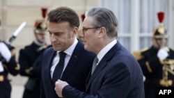 Президент Франції Емманюель Макрон і прем’єр-міністра Великобританії Кір Стармер перед початком неформального саміту європейських лідерів для обговорення ситуації в Україні та європейської безпеки. Париж, 17 лютого 2025 року