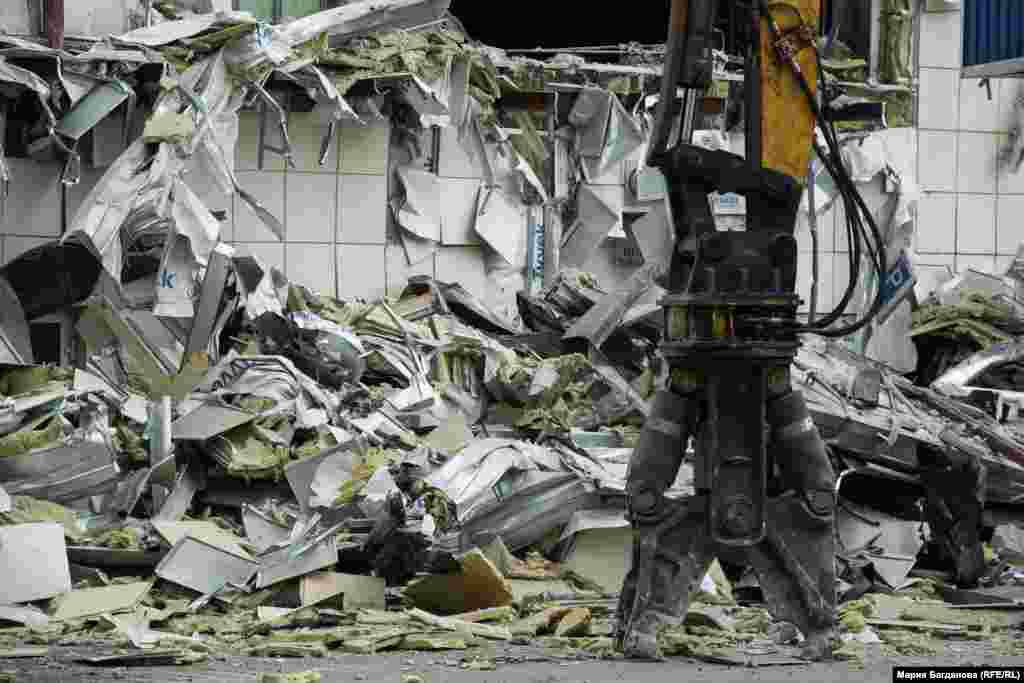 Здесь больше всего деформированы конструкции, что значительно усложняет работу. Просчитать досконально все невозможно: в здание из-за мер безопасности запрещено входить абсолютно всем. 