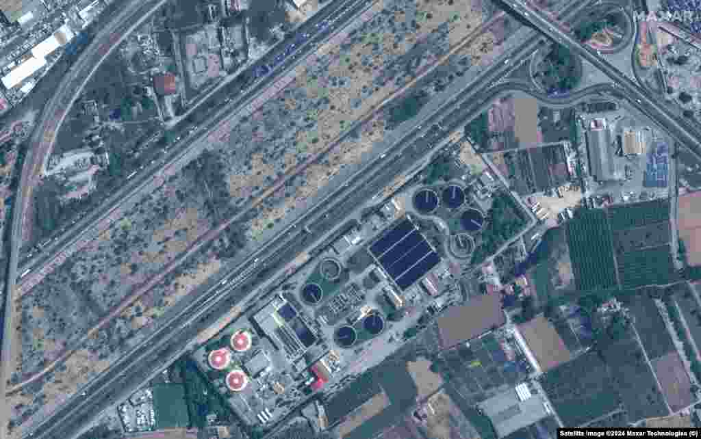 Супутниковий знімок станції очищення води та шосе V-30, Валенсія, Іспанія, перед повінню.18 жовтня 2024 року. Праворуч – та ж станція очищення води та затори на шосе V-30 у Валенсії вже під час повені. 18 жовтня 2024 року  