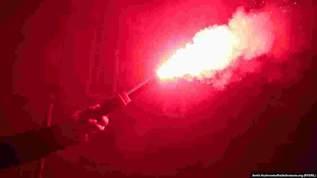 Активісти на акції озвучили свої вимоги, запалили фаєри та скандували «Венедіктову у відставку» і «Хто замовив Катю Гандзюк?»