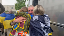 Перші емоції та обійми вдома: до України з російського полону повернулися 205 воїнів Перші емоції та обійми вдома: до України з російського полону повернулися 205 воїнів