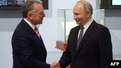 Президент Росії Володимир Путін тисне руку представникові президента США Дональда Трампа Стіву Віткоффу під час зустрічі в Санкт-Петербурзі, 11 квітня 2025 року