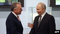 Президент Росії Володимир Путін тисне руку представникові президента США Дональда Трампа Стіву Віткоффу під час зустрічі в Санкт-Петербурзі, 11 квітня 2025 року