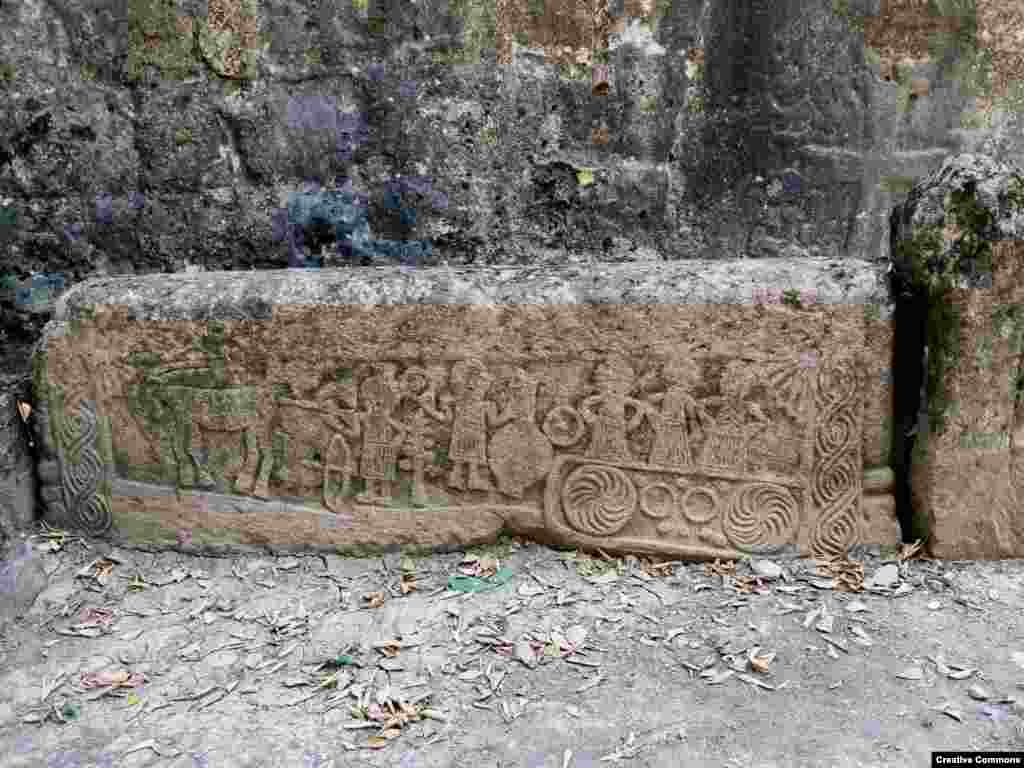 Кам’яне різьблення на подвір’ї церкви Святого Ованеса. Вважається, що церква побудована у 13-му столітті