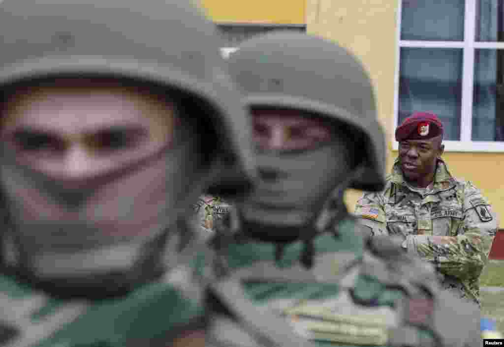 Військовослужбовець 173-ї повітряно-десантної бригади тактичної групи армії США та українські нацгвардійці на церемонії відкриття спільних навчань &laquo;Фіарлес Гардіан-2015&raquo; на Львівщині, 20 квітня 2015 року