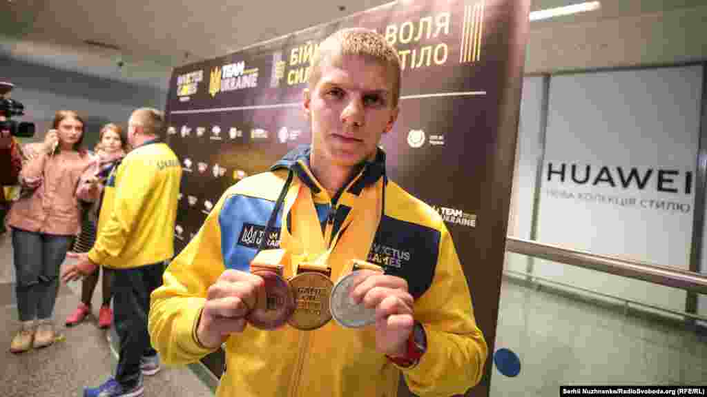 Богдан Оксентюк – військовий Національної гвардії України, родом із Ковеля. Отримав два золота: за біг на 1500 метрів та у плаванні на 50 метрів вільним стилем. Ще одна нагорода – бронза за плавання на 100 метрів