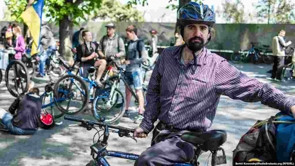 На перший погляд, у центрі Одеси ситуація досить спокійна. Вулицями гуляє багато туристів, всюди чути розмови та сміх. Молодь зібралася на щомісячний велопробіг