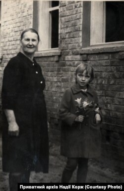 Надія з бабусею