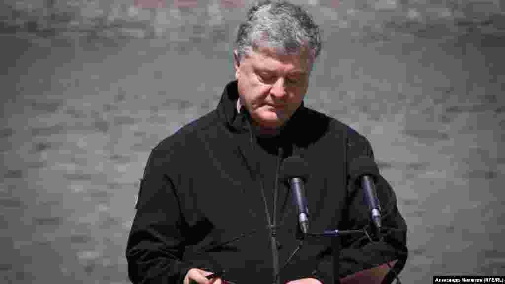 23 мая в Николаеве президент Украины Петр Порошенко сообщил о том, что подписал Указ об установлении нового Дня морской пехоты – 23 мая вместо принятого раньше 16 ноября. Также он отметил, что морские пехотинцы переходят на береты нового образца – цвета морской волны вместо черных