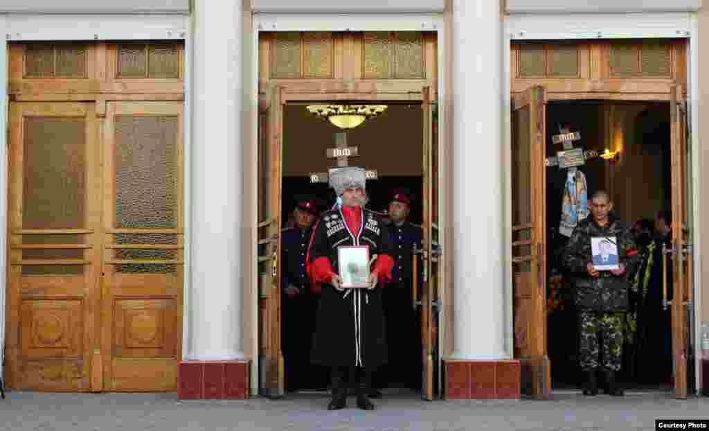 Церемонія прощання з прапорщиком Сергієм Кокуриним. Він загинув 18 березня 2014 року, виконуючи службовий обов'язок на спостережній вежі під час штурму 13-го фотограмметричного центру Центрального управління військово-топографічного та навігації Головного управління оперативного забезпечення Збройних сил України в місті Сімферополь, 22 березня 2014 року