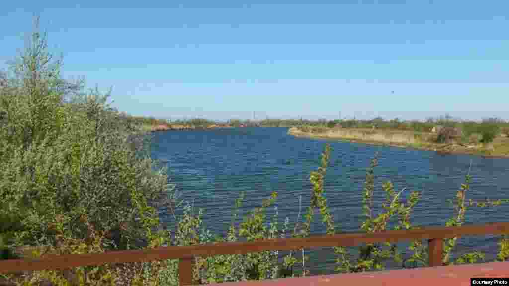 Каждую весну местные жители, а в особенности фермеры и селяне, ждали запуска Северо-Крымского канала. К середине апреля магистральный канал протяженностью более 400 км полностью заполнялся водой. Ее закачивали с помощью огромных моторов, каждый из которых мог перегнать 12,5 тонн жидкости в секунду.  Однако весной 2014 года случилось ровно наоборот. Эта фотография сделана 26 апреля 2014 года – в день, когда шлюзы Северо-Крымского канала были опущены, а поставки воды на аннексированный полуостров прекращены
