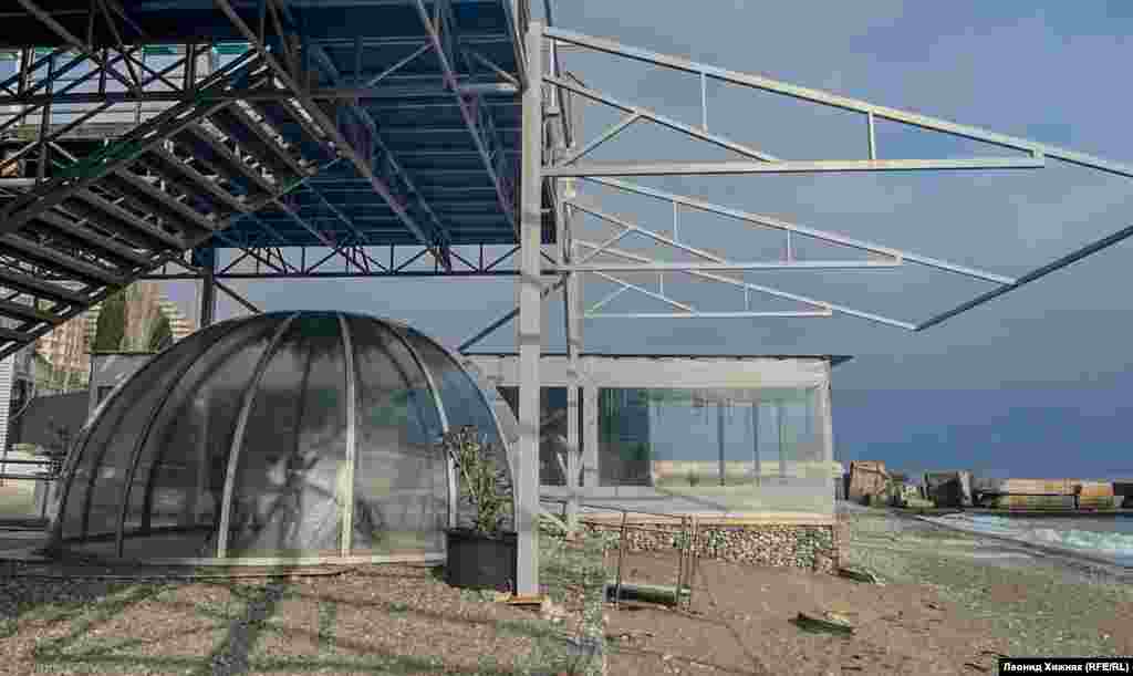 А под пляжными навесами – ни души, Алушта, Крым, начало февраля 2025 года