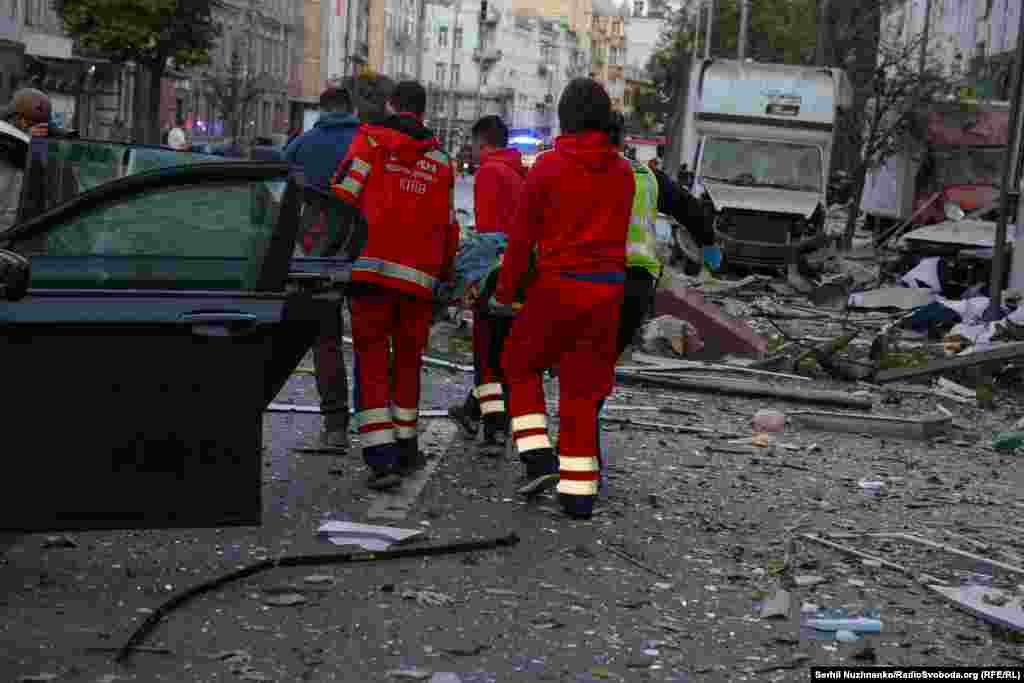 Hitne službe se borile da pruže pomoć povrijeđenima dok spasioci pretražuju ruševine.