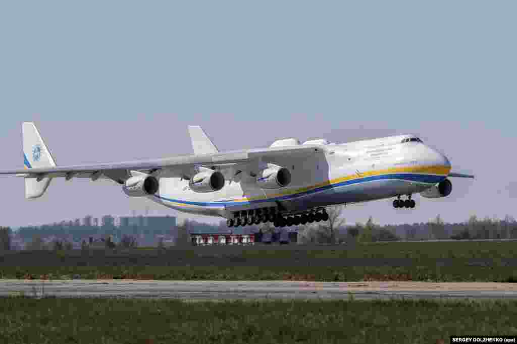 Ан-225 приземляється у Києві 23 квітня 2020 року. Літак довжиною у 84 метри має найбільший розмах крил серед усіх робочих літаків у світі – 88,4 метра