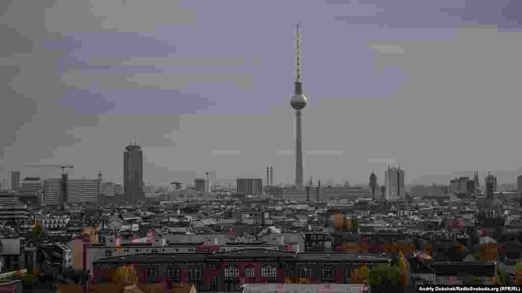 У місті скрізь відчувається «мур». Радянський Союз, як міг, намагався показати свою велич і перевагу над Західною Німеччиною. На фото – Берлінська телевежа у східній частині, яку видно було через мур з усіх куточків міста (вигляд з Західного Берліну)